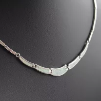 Opál szelvényes nyakék - Fehér