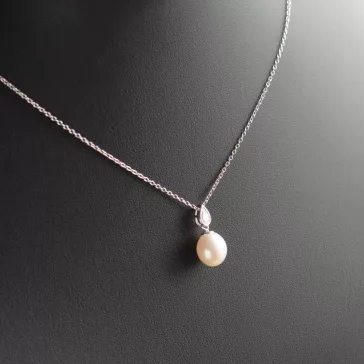   GAURA PEARLS - Csepp formájú Cirkónia-Gyöngy medál vékony anker láncon