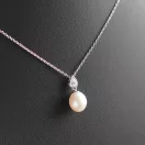 GAURA PEARLS - Csepp formájú Cirkónia-Gyöngy medál vékony anker láncon