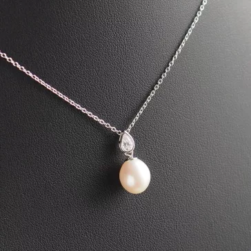   GAURA PEARLS - Csepp formájú Cirkónia-Gyöngy medál vékony anker láncon
