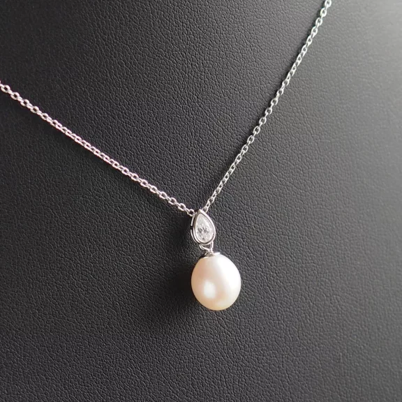 GAURA PEARLS - Csepp formájú Cirkónia-Gyöngy medál vékony anker láncon