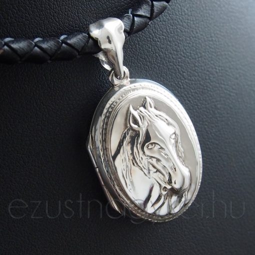 Lovas nyitható medál