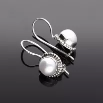 Gyöngy beakasztós fülbevaló díszes foglalattal - 10mm