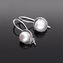 Gyöngy beakasztós fülbevaló díszes foglalattal - 10mm