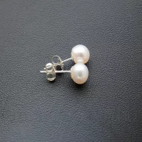Mini Tenyésztett Gyöngy bedugós fülbevaló - 5-6  mm Fehér
