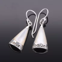 Gyöngyház csigavonalas ezüst fülbevaló 