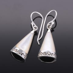 Gyöngyház csigavonalas ezüst fülbevaló 