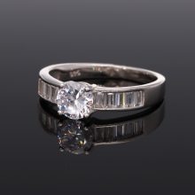 Cirkónia köves gyűrű navett