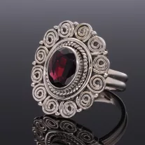Gránát díszes foglalatú ezüst gyűrű