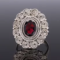 Gránát díszes foglalatú ezüst gyűrű