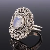 Holdkő díszes foglalatú ezüst gyűrű