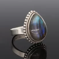 Csepp Labradorit ezüst gyűrű bogyós-díszes foglalattal