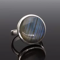 Kerek Labradorit gyűrű fényes ezüst foglalatban