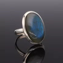 Ovális Labradorit ezüst gyűrű fényes foglalattal