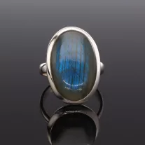 Ovális Labradorit ezüst gyűrű fényes foglalattal