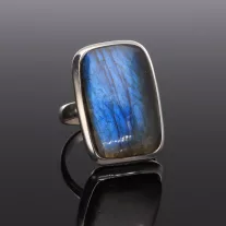 Szögletes Labradorit ezüst gyűrű fényes foglalattal