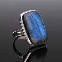 Szögletes Labradorit ezüst gyűrű fényes foglalattal