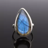 Csepp Labradorit ezüst gyűrű letisztult foglalattal