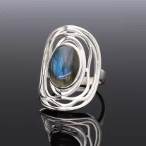 Ovál Labradorit gyűrű széles-hullámos foglalattal