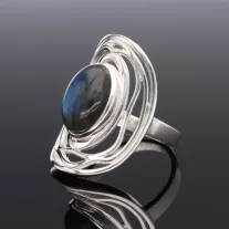 Ovál Labradorit gyűrű széles-hullámos foglalattal