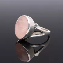 Rózsakvarc ezüst gyűrű, asszimetrikus sínnel