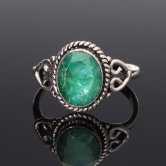 Smaragd Ezüst gyűrű díszes foglalattal