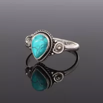   Csepp türkiz színű Howlit gyűrű díszes ezüst foglalattal