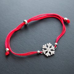 Húzózáras piros szalag karkötő, Hópehely medállal