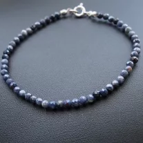 Zafír fűzött karkötő ezüst zárszerkezettel