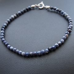 Zafír fűzött karkötő ezüst zárszerkezettel