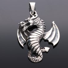 Széttárt szárnyú Sárkány medál