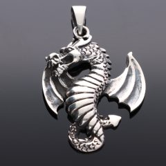 Széttárt szárnyú Sárkány medál