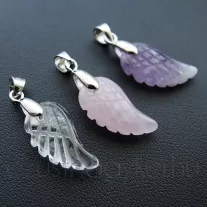 Ásványból faragott angyalszárny medál