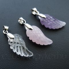 Ásványból faragott angyalszárny medál