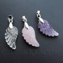 Ásványból faragott angyalszárny medál