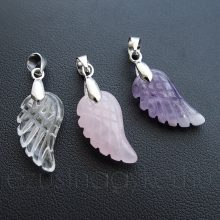 Ásványból faragott angyalszárny medál