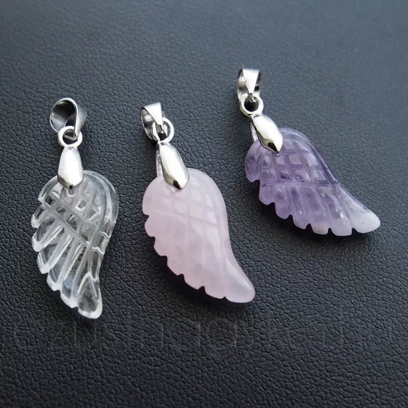 Ásványból faragott angyalszárny medál