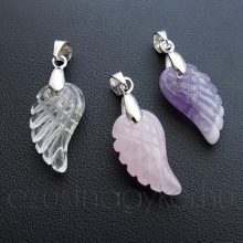 Ásványból faragott angyalszárny medál