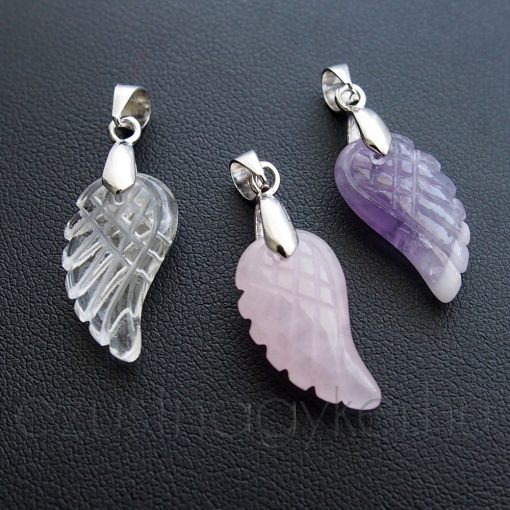 Ásványból faragott angyalszárny medál