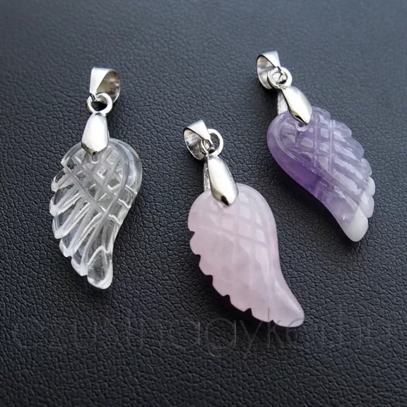 Ásványból faragott angyalszárny medál