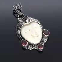 Csontból faragott Buddha medál - Gránát