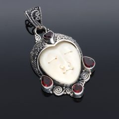 Csontból faragott Buddha medál - Gránát