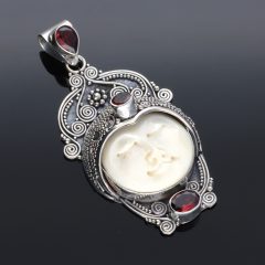 Csontból faragott kerek Buddha medál - Gránát