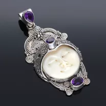 Csontból faragott kerek Buddha medál - Ametiszt