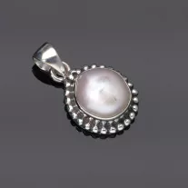 Mabe-Gyöngy medál, díszes ezüst foglalattal