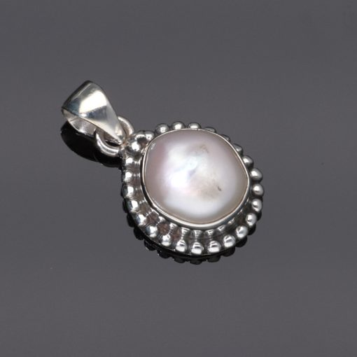 Mabe-Gyöngy medál, díszes ezüst foglalattal