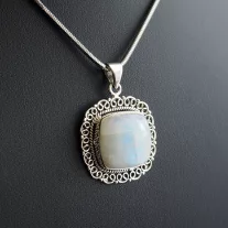 Négyzetes Holdkő medál díszes foglalattal