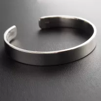 Tükörfényes széles merev katkötő