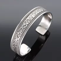 Szemcsés mintázatú - Merev ezüst karkötő