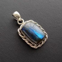 Labradorit medál csepp 2, vésett foglalatban